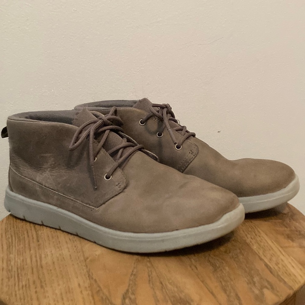 UGG Canoe Gray Leather Waterproof Big Kids Size 5 / Women Size 6.5